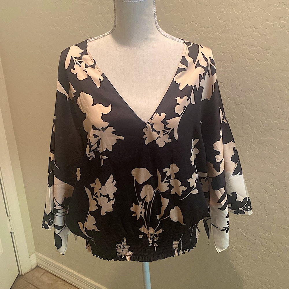 NWT - White House Black Market - Flattering floral blouse